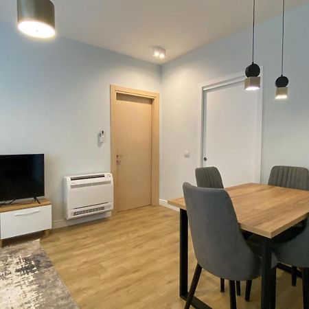 Centrally Located Glamorous Bright Apt Near Bazaar Tirana Bagian luar foto