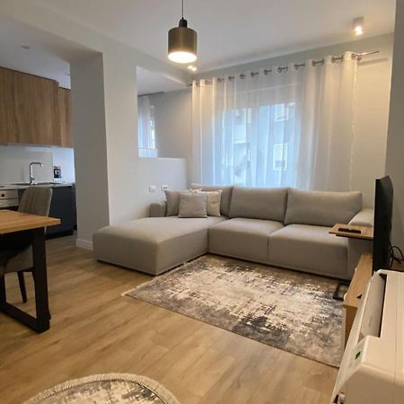 Centrally Located Glamorous Bright Apt Near Bazaar Tirana Bagian luar foto