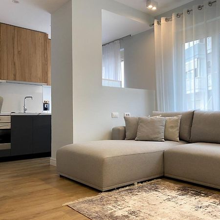 Centrally Located Glamorous Bright Apt Near Bazaar Tirana Bagian luar foto