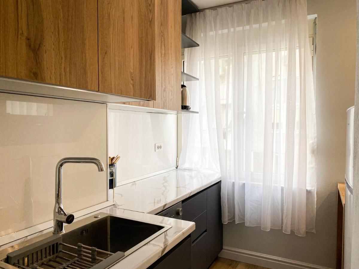 Centrally Located Glamorous Bright Apt Near Bazaar Tirana Bagian luar foto