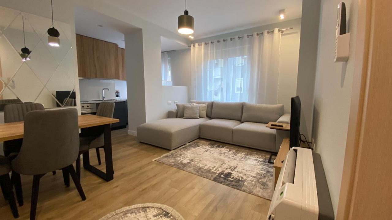 Centrally Located Glamorous Bright Apt Near Bazaar Tirana Bagian luar foto