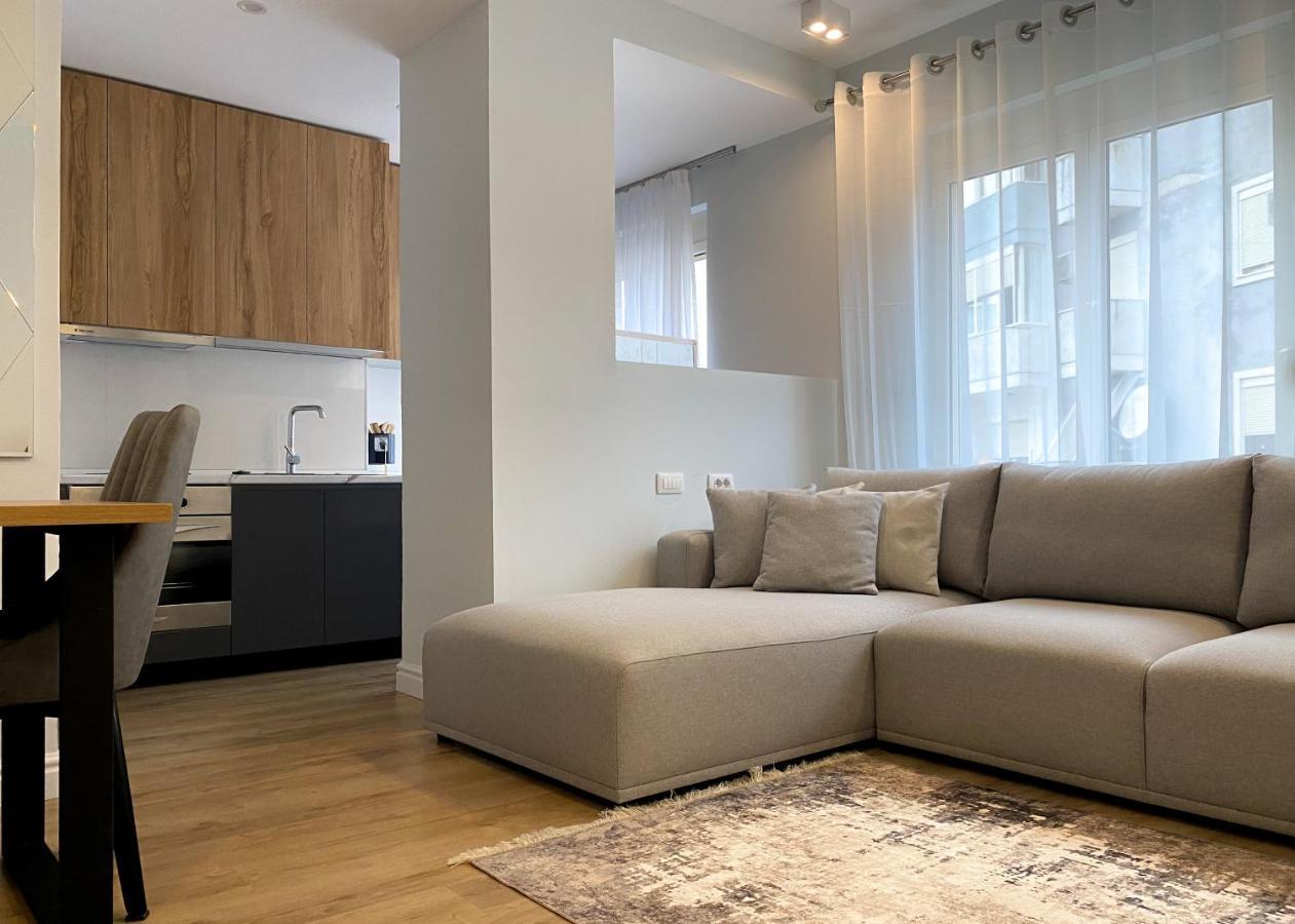 Centrally Located Glamorous Bright Apt Near Bazaar Tirana Bagian luar foto