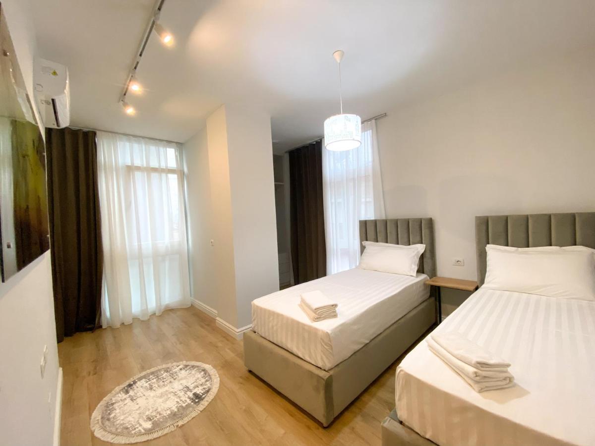 Centrally Located Glamorous Bright Apt Near Bazaar Tirana Bagian luar foto