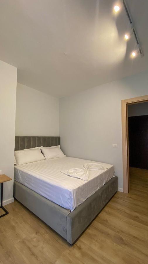 Centrally Located Glamorous Bright Apt Near Bazaar Tirana Bagian luar foto