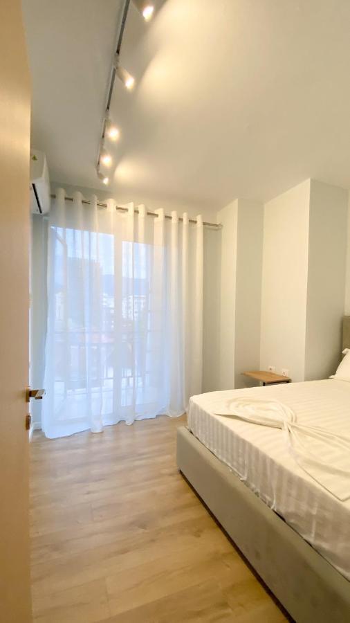 Centrally Located Glamorous Bright Apt Near Bazaar Tirana Bagian luar foto