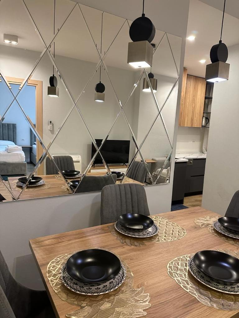 Centrally Located Glamorous Bright Apt Near Bazaar Tirana Bagian luar foto